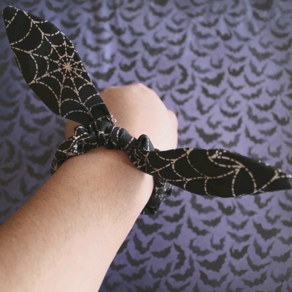 BAT AND SPIDERWEB BOW SCRUNCHIES 🕸️🕷️🦇 - Picture 4 of 4